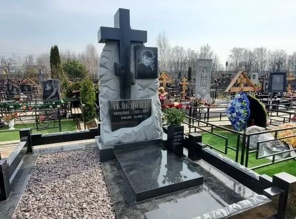 Установка большой вазы с гравировкой